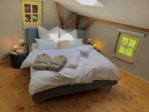 una camera da letto con un grande letto con asciugamani di Sonnenhügel a Neu Karin