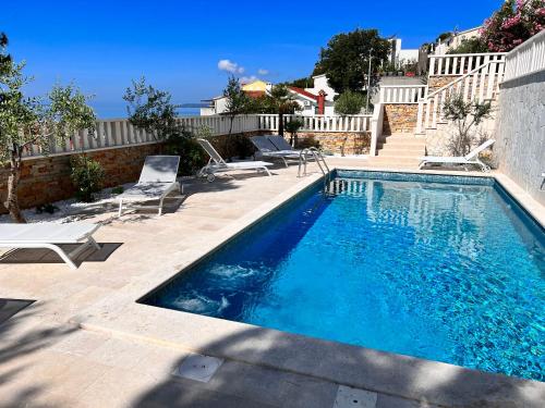 Luxury Beachfront Villa Carlisa 내부 또는 인근 수영장