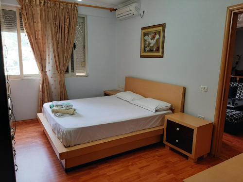 - une petite chambre avec un lit et une fenêtre dans l'établissement Apartament Egzoni City Center, à Berat