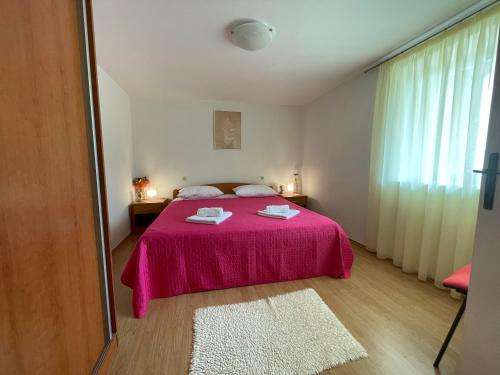a bedroom with a bed with a pink blanket at Apartment Benky Pican in Pićan