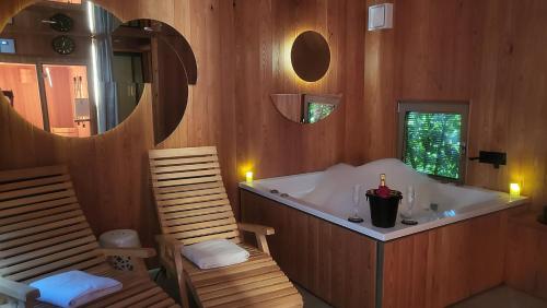 Gradac的住宿－Big Berry Kolpa- King mobile house，带浴缸和两把椅子的大浴室