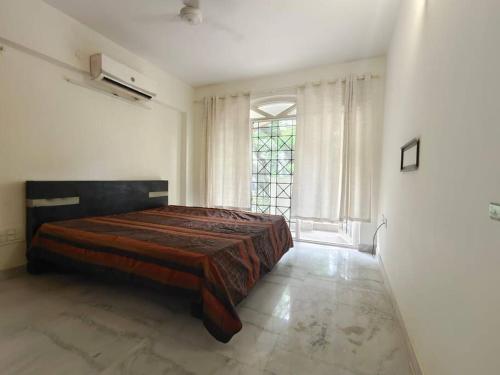 En eller flere senge i et værelse på 3BHK Corporate and Expat Guest House In Central Bangalore