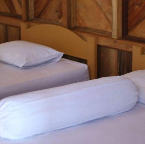 En eller flere senge i et værelse på Lilys surf camp