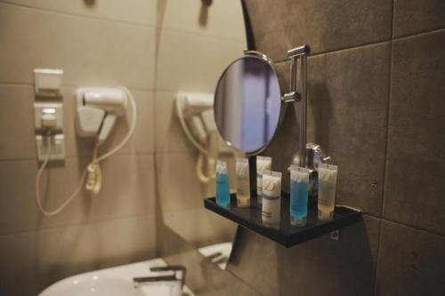 a bathroom with a mirror and a sink at شاليهات أندلوسيا in Riyadh