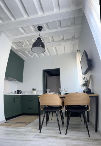 una cocina con una mesa y dos sillas en Liepu Apartment, en Ventspils