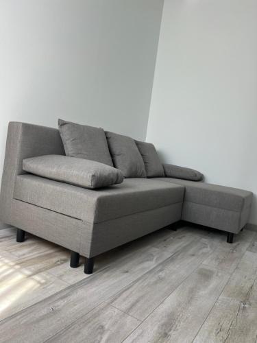 Uma área de estar em Liepu Apartment