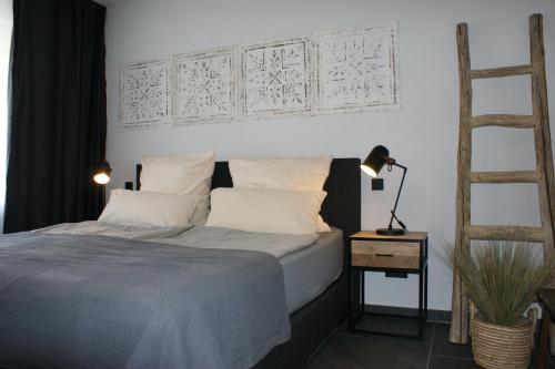 sypialnia z łóżkiem i lampką na stole w obiekcie Dock2Apartment Rügen Whg 1 große Terrasse, ruhige Lage w mieście Lohme