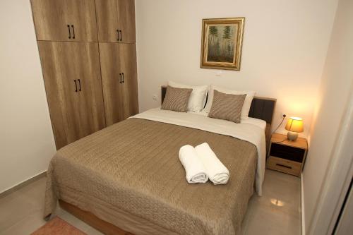 sypialnia z łóżkiem z dwoma ręcznikami w obiekcie Central Luxury Flat 2 w Chios
