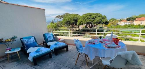 eine Terrasse mit einem Tisch und Stühlen auf dem Balkon in der Unterkunft Appartement Pearl Beach in Saint-Tropez