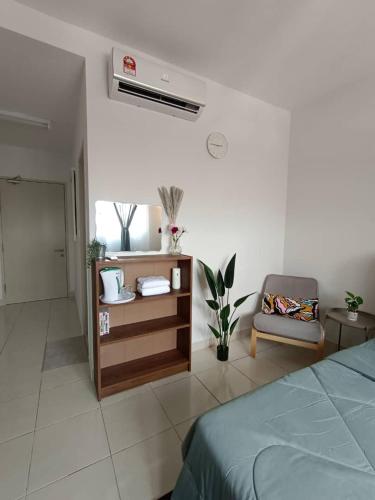 Schlafzimmer mit einem Bett, einem Schreibtisch und einem Stuhl in der Unterkunft Qilayna guest room in Sepang