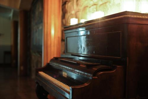 an old piano is sitting in a room at Hotel Monasterio San Pedro in Cusco