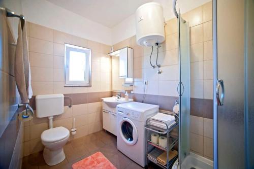 y baño con lavadora y aseo. en Apartman Marin-Dalmatian way of vacation, en Gornje Selo