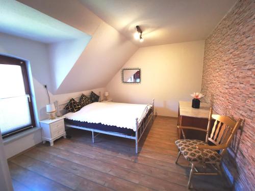 1 dormitorio con cama y pared de ladrillo en Ferienwohnung in ruhiger Dorflage Nähe Bad Bevensen, en Natendorf