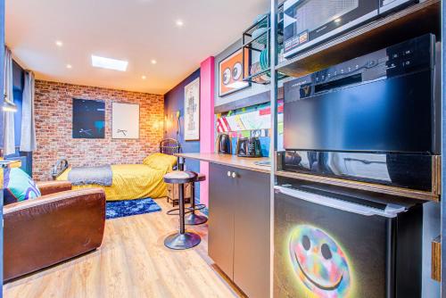a living room with a kitchen with a microwave at Cosy Studio flat near hospital - Pass the Keys in Westcliff-On-Sea
