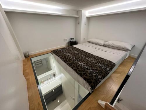 um quarto com uma cama grande e uma parede de vidro em Studio port hercule Monaco em Monte Carlo