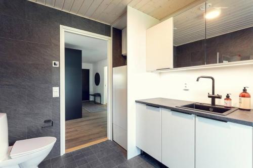 Habitación con baño con lavabo y aseo. en Villa Eslahti - Seafront/Jacuzzi, en Porvoo