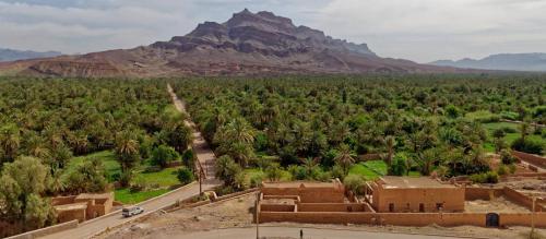 Mhamid的住宿－M'hamid Adventures，沙漠与山脉的空中景观
