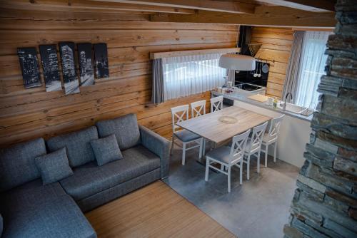 sala de estar con sofá, mesa y cocina en ALPEART HOLIDAY units en Bohinj