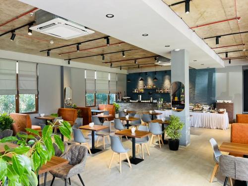 a restaurant with tables and chairs and a bar at Magnetic Resort Ureki in Ureki