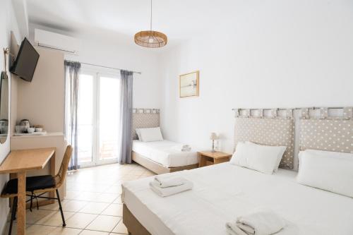 1 dormitorio con cama, escritorio y sofá en Annis House, en Skiathos