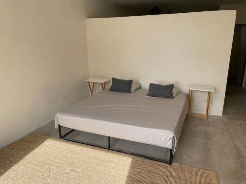 un lit avec deux oreillers dessus dans une chambre dans l'établissement Villa Bel Air, à Saint-Côme