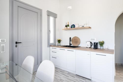 Η κουζίνα ή μικρή κουζίνα στο MelivOia house collection - Private Jacuzzi Villas