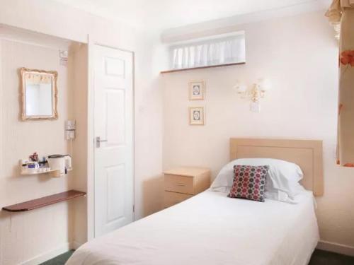 Ένα ή περισσότερα κρεβάτια σε δωμάτιο στο MyRoomz Tudor Rose Original