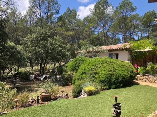 un jardin devant une maison dans l'établissement Bastidon de Moon, à Taradeau