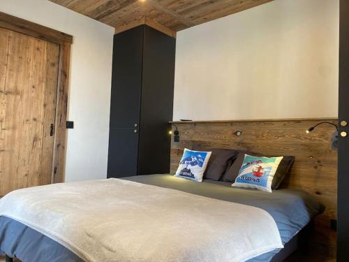 Un dormitorio con una cama con dos almohadas encima. en Appartement Saint-Gervais-Les-Bains, en Saint-Gervais-les-Bains