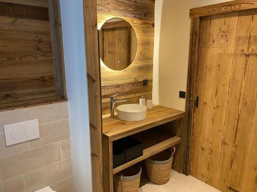 a bathroom with a sink and a mirror at Appartement Saint-Gervais-Les-Bains in Saint-Gervais-les-Bains