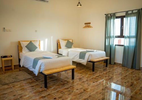 Postel nebo postele na pokoji v ubytování Hotel Hojari - Jabal Samhan, Salalah