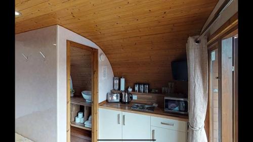 Kuchyň nebo kuchyňský kout v ubytování AC/DC Glamping