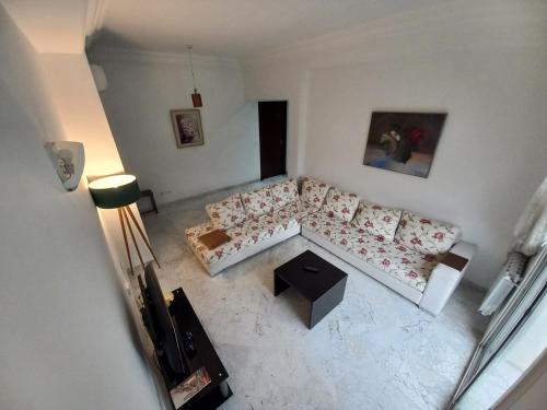 einen Blick über ein Wohnzimmer mit Sofa in der Unterkunft Confort Inn Lac 2 in Tunis