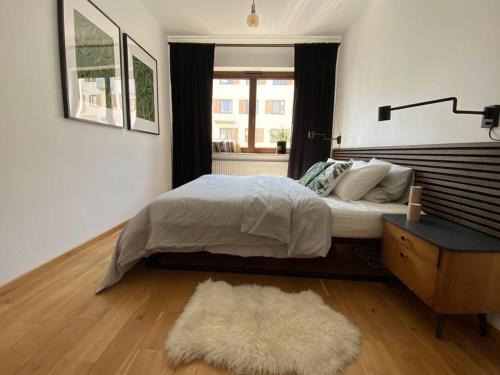sypialnia z łóżkiem, oknem i dywanem w obiekcie M1L Mieszkanie sypialnia +balkon w Warszawie