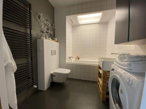 łazienka z lodówką i pralką w obiekcie M1L Mieszkanie sypialnia +balkon w Warszawie