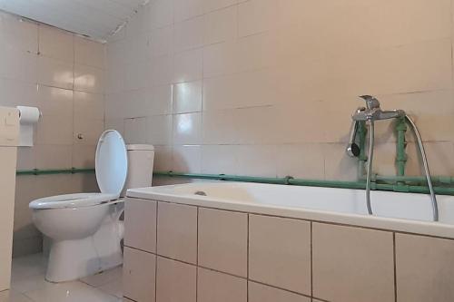 a bathroom with a toilet and a tub and a sink at Μονοκατοικία Καλλικράτεια in Nea Kalikratia