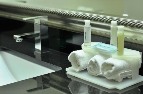un bagno con asciugamani e spazzolini da denti su una mensola di Holiday Inn Express Pendleton, an IHG Hotel a Pendleton