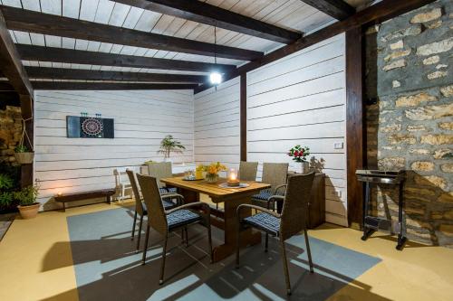 Televisyen dan/atau pusat hiburan di CASA MARIO-charming stone house with jacuzzi