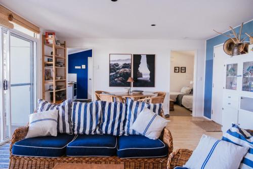 瞭望角的住宿－Hillhouse，客厅配有蓝色的沙发和桌子