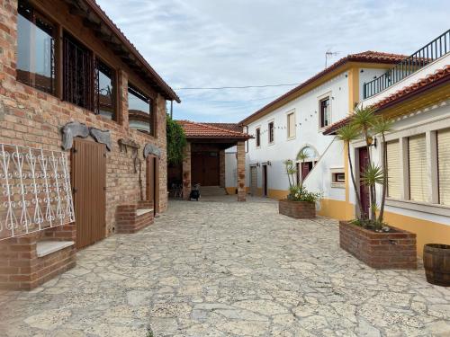 a courtyard of a house with a stone driveway at Casa das Andorinhas - Campo e Piscina in Bajouca de Cima