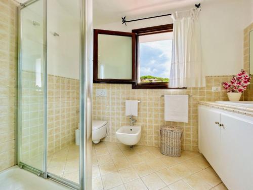 バージャ・サルディニアにあるVistamare I Piniのシャワー、洗面台、トイレ付きのバスルーム