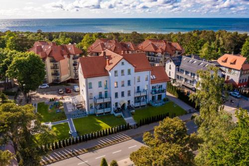 an aerial view of a town with houses and the ocean at Dom Wypoczynkowy Rena in Krynica Morska