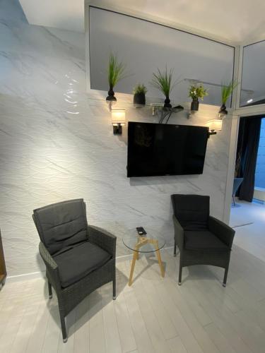 TV a/nebo společenská místnost v ubytování New Double Room Luxury Apartment in the Center
