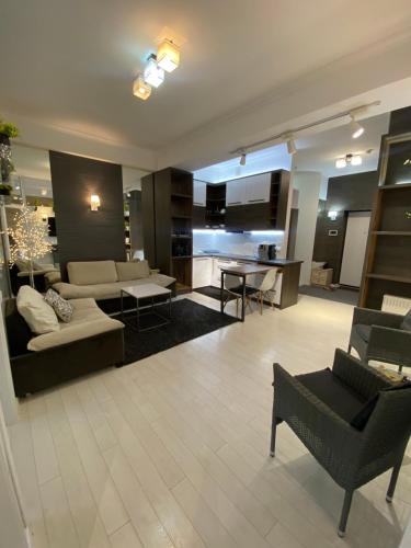 Posezení v ubytování New Double Room Luxury Apartment in the Center