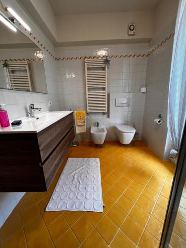 bagno con vasca, lavandino e servizi igienici di Charm Casa Fabiale a Garda