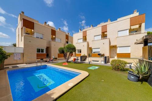 basen w ogrodzie przed budynkiem w obiekcie Holiday Home w mieście Torrevieja