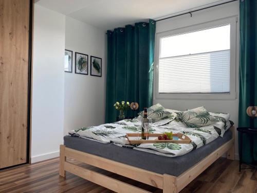 - une chambre avec un lit et un plateau de fruits dans l'établissement Apartamenty Dostoja, à Władysławowo