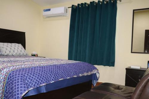 um quarto com uma cama e uma cortina azul em QB Elegant Villa with Valley View em Rawalpindi