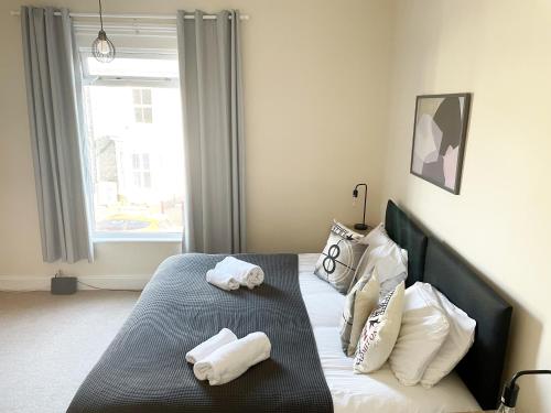 En eller flere senge i et værelse på The Neville - Quaint Victorian Home With Free Parking