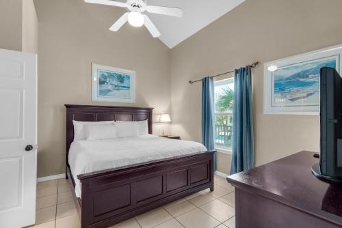 una camera con letto e ventilatore a soffitto di Caribbean Dunes 225 a Destin